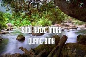 Tìm đến suối Nước Moọc tận hưởng không gian xanh trong lành.